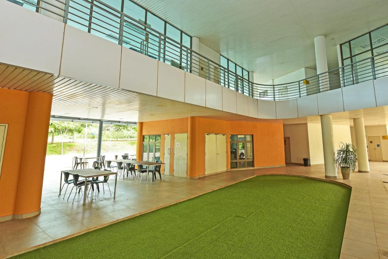 Capital O 90614 Cvia Ummul Hotel Padang Besar Zewnętrze zdjęcie