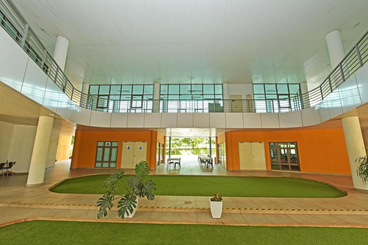 Capital O 90614 Cvia Ummul Hotel Padang Besar Zewnętrze zdjęcie